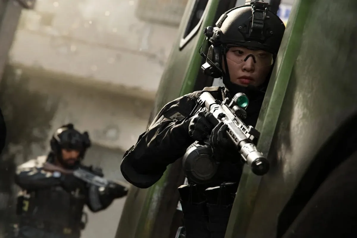 Soldat équipé d'une arme automatique derrière un véhicule militaire dans Modern Warfare 4