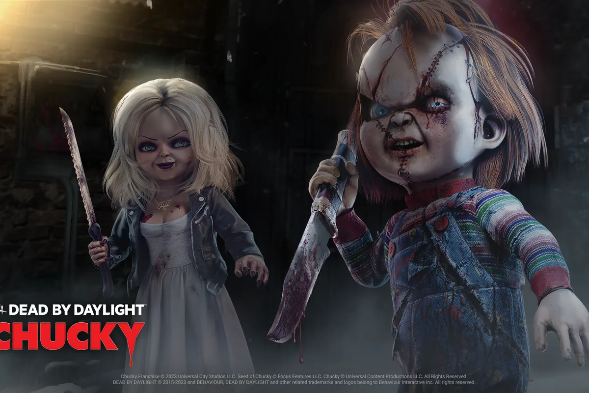 Tenue horrifique de Chucky dans Dead by Daylight, avec son visage recousu et son couteau ensanglanté.
